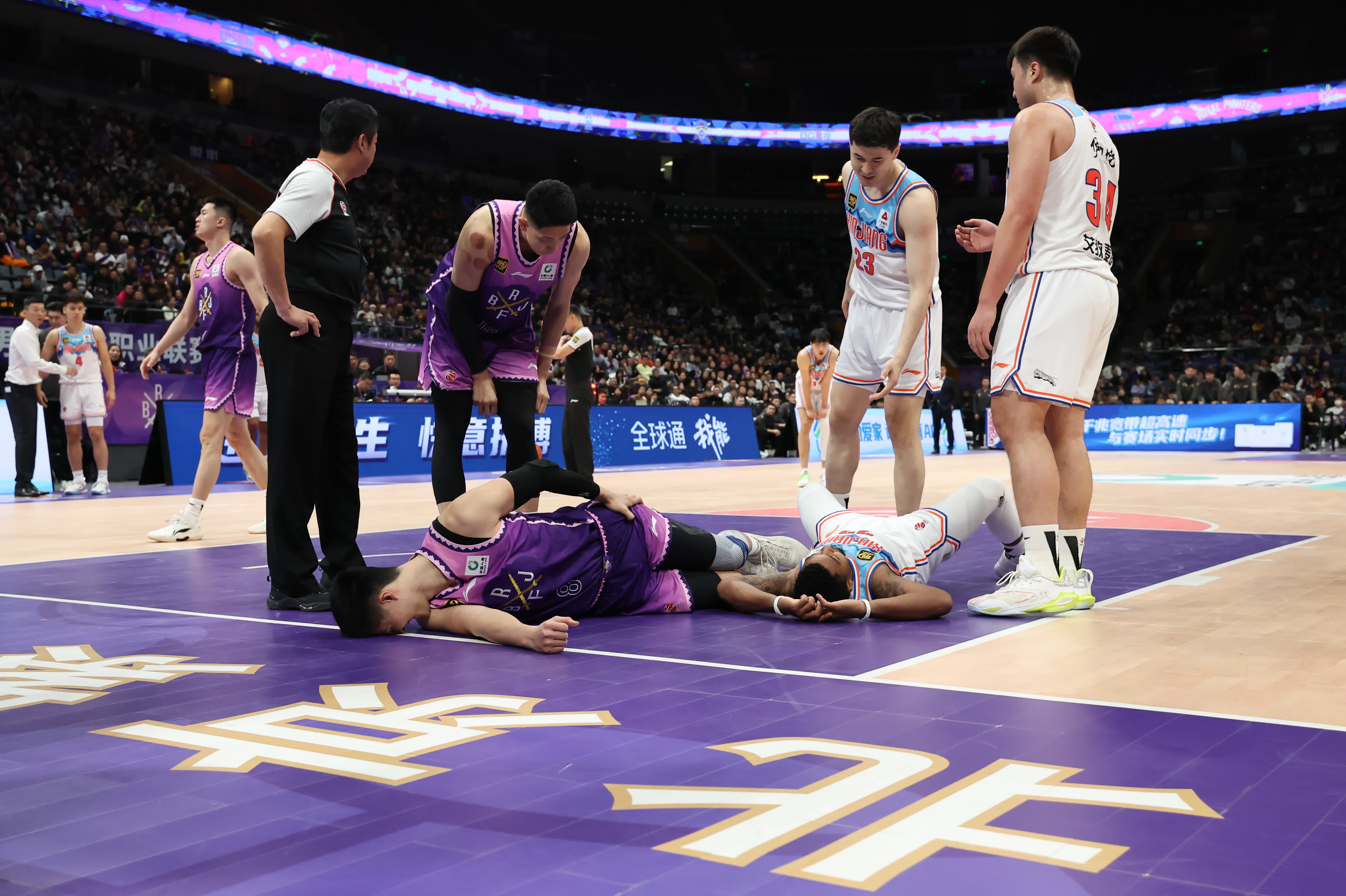 北京队横扫江苏队,库里高光表现 北京队横扫江苏队,库里高光表现