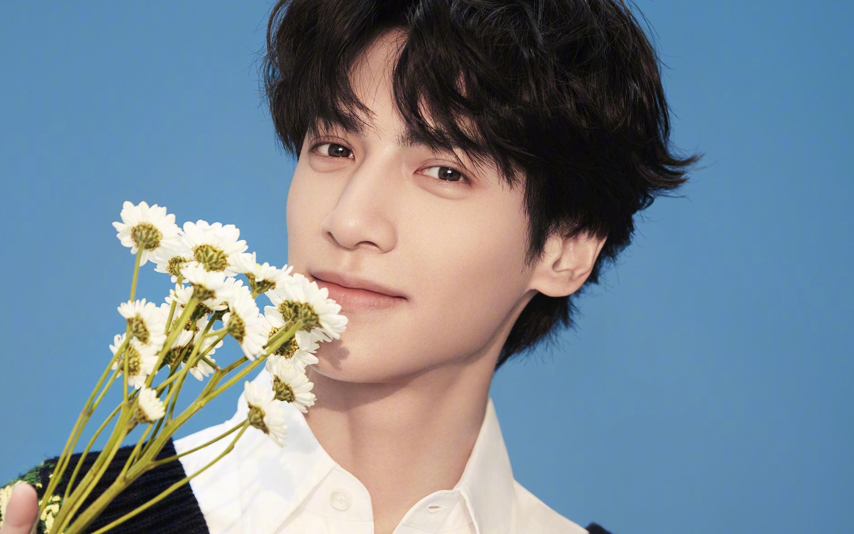 开云体育2026-绿色草坪上的赛车，水泥赛道上的足球赛，掌控力的双重变奏