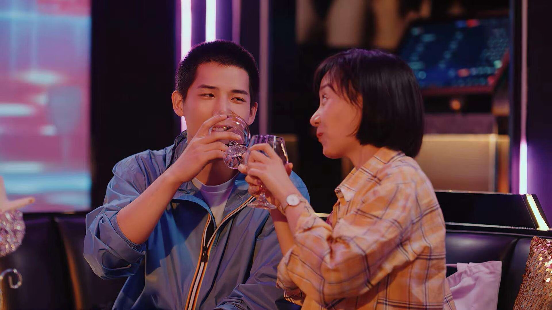 足球的双重震撼，阿根廷碾压土耳其，凯恩在德甲争冠战接管比赛